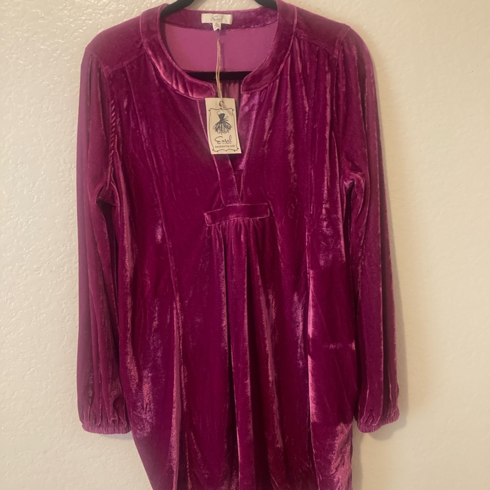 Easel Velvet Tunic in Deep Fuchsia
